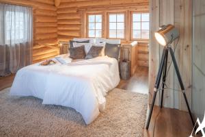 Postel nebo postele na pokoji v ubytování Villa Aurorastone, Lapland, Finland