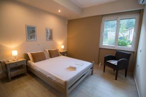 A bed or beds in a room at Loggos view apartments