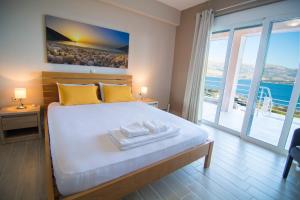 A bed or beds in a room at Loggos view apartments
