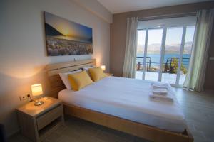 A bed or beds in a room at Loggos view apartments