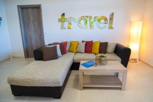 A seating area at Loggos view apartments