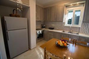 A kitchen or kitchenette at Loggos view apartments