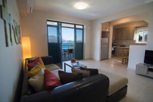 A kitchen or kitchenette at Loggos view apartments