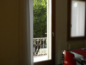 una porta aperta con vista su un balcone di Venice Apartments Dante a Mestre
