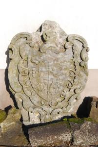 a stone heart sitting on top of a wall at Quinta do Bom Despacho in Ponta Delgada