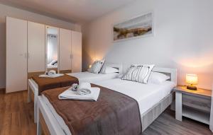 En eller flere senger på et rom på Holiday House emjalemi