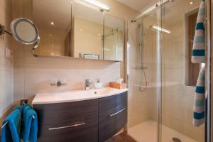 Et badeværelse på Appartements Enzian + 28 billeder