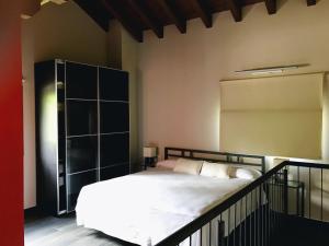 1 dormitorio con 1 cama con barra negra en Casona la Sierra, en San Martín de Luiña
