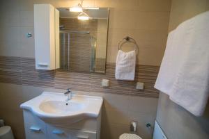 A bathroom at Loggos view apartments