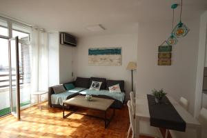 Khu vực ghế ngồi tại Apartamento El Parque con Vistas al Mar