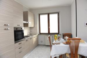 una cucina con tavolo e una sala da pranzo di Welcome Garden a Romano di Lombardia