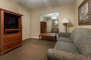 sala de estar con sofá y TV en Carriage Place by Capital Vacations, en Branson