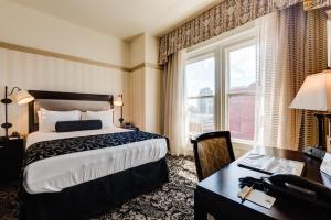 Postel nebo postele na pokoji v ubytování Gaslamp Plaza Suites