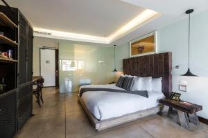sypialnia z łóżkiem i biurkiem w obiekcie The Charlee Hotel w mieście Medellín