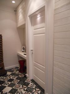a hallway with a closet with a door and a desk at Arco' B&B in Trani