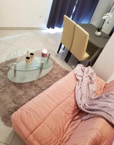 Pokój z łóżkiem i szklanym stołem w obiekcie Apartments Vlatko w miejscowości Lokva Rogoznica
