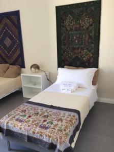 una camera da letto con un letto con un tappeto sul muro di daniel's house a Bari