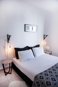 Säng eller sängar i ett rum på Best located executive apartment in Maroussi.
