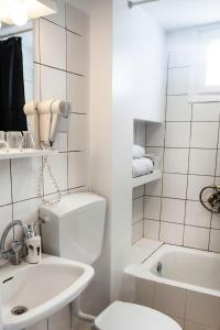 Koupelna v ubytování Best located executive apartment in Maroussi.