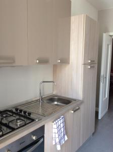 una cucina con lavandino e piano cottura di daniel's house a Bari
