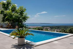 a swimming pool on the roof of a house at VILLA LIDIA in Mundanije