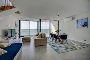 a living room with a couch and a table and chairs at Arade Riverside Modern Apartment in Estômbar
