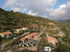 eine Luftansicht eines Hauses auf einem Hügel in der Unterkunft Giardini Malaspina in Bosa