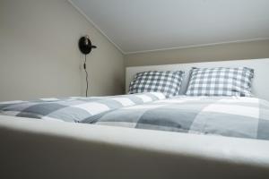 1 dormitorio con 2 camas con almohadas a cuadros en Vakantiehuizen 7Huizen aan Zee en Scharendijke