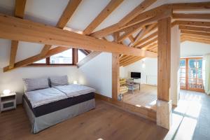 una camera con letto in una stanza con soffitti in legno di Alpinloft Tirol a Bad Häring