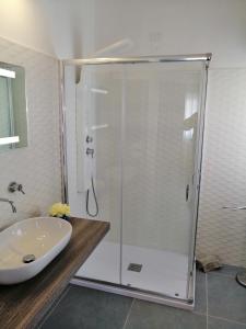 een badkamer met een douche en een wastafel bij L'Eden B&B in Santa Domenica