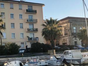 un groupe de bateaux amarrés devant un bâtiment dans l'établissement L'Escale Sètoise, à Sète