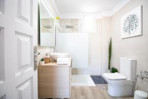 Koupelna v ubytování Tabaiba Premier Views Apartment + 9 fotografií