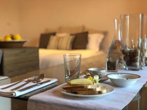 een tafel met een bord eten en een bed bij Residence Girasole in Giovinazzo