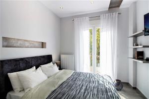 una camera con un grande letto e una finestra di Metro Apartment a Salonicco