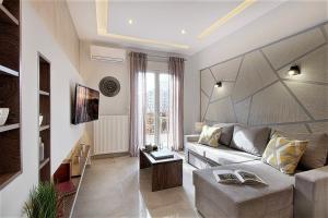 een woonkamer met een bank en een tafel bij Metro Apartment in Thessaloniki