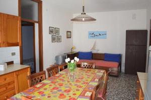 ein Wohnzimmer mit einem Tisch und einer Blumenvase darauf in der Unterkunft Apartment in Eraclea Mare 25695 in Eraclea Mare