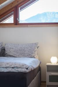 Tempat tidur dalam kamar di Alpinloft Tirol