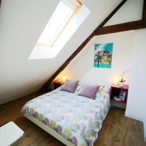 sypialnia z łóżkiem na poddaszu w obiekcie Le Coquillage w mieście Granville