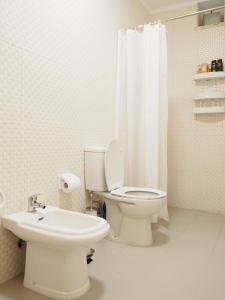 Koupelna v ubytování Pé N'Areia - Beach Apartment with Terrace + 16 fotografií