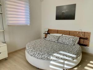 Un dormitorio con una cama grande en una habitación blanca. en Casa Francesco, en Bolsena