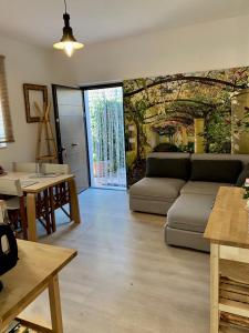 una sala de estar con un sofá y una mesa en Casa Francesco, en Bolsena