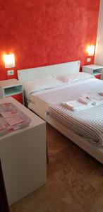 チャンピーノにあるLove Rome Ciampinoのベッドルーム1室(ベッド1台、デスク、ベッドサイドシックスシックス付)
