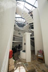 un couloir avec un escalier en colimaçon dans un bâtiment dans l'établissement Rosario Hotel, à San Cristóbal de Las Casas