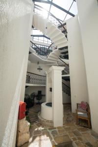 un corridoio con scala a chiocciola in un edificio di Rosario Hotel a San Cristóbal de Las Casas