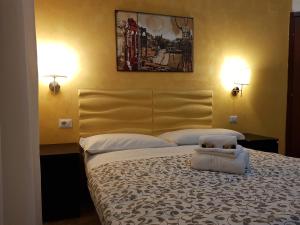チャンピーノにあるLove Rome Ciampinoのベッドルーム1室(ランプ2つ付)