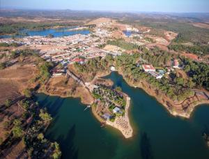 una vista aerea di un'isola in una cassa d'acqua di Casa das Minas a Minas de São Domingos