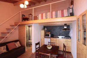 un piccolo appartamento con cucina e sala da pranzo di Casa das Minas a Minas de São Domingos
