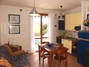 cocina y comedor con mesa y cocina con mesa y sillas en Le Briccole, en Cavallino-Treporti