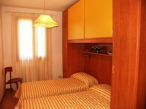 Habitación de hotel con 2 camas y ventana en Le Briccole, en Cavallino-Treporti