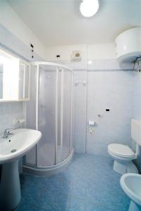 Apartment in Bibione 24410 tesisinde bir banyo